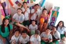 Kinder mit Lehrerin vom Kinderbildungszentrum der Kinderhilfe Brasilien lächeln in die Kamera und/oder zeigen ein Thumbs Up