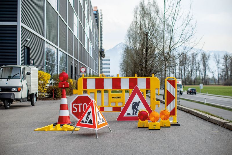 Verkehrszeichen und Absperrungen von Haberkorn sind vor dem Firmengebäude positioniert
