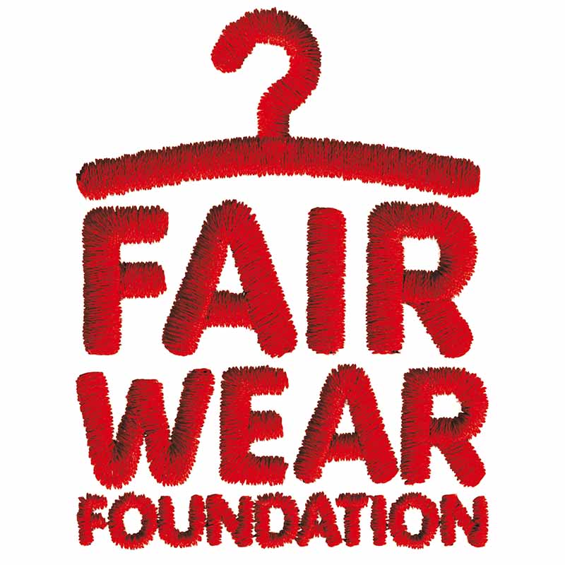 Fair Wear Foundation Logo bestehend aus gestickter roter Schrift und Kleiderbügel