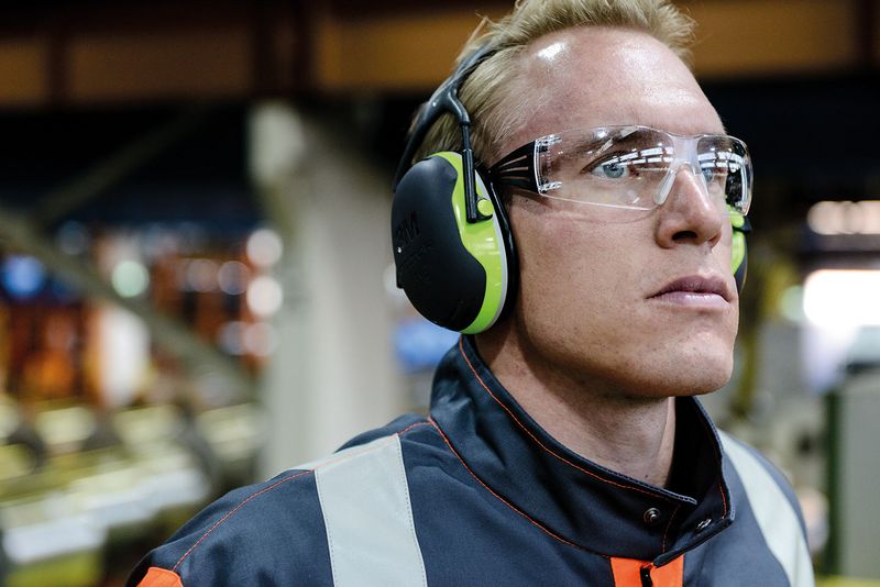 Mann trägt Gehörschutz und 3M-Schutzbrille aus der Serie SecureFit