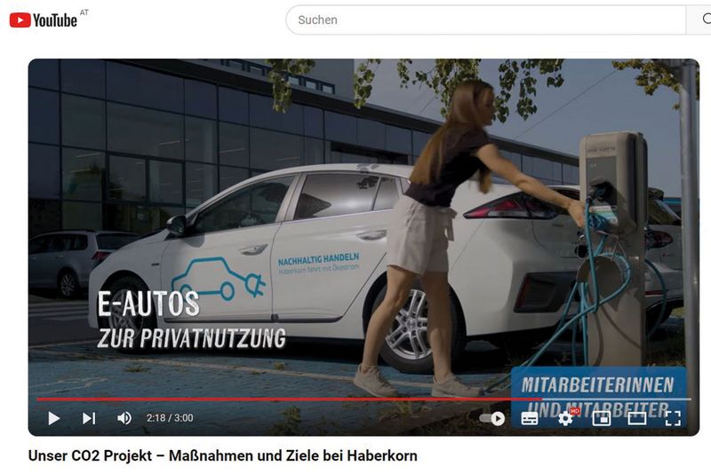 Screenshot Mitarbeiterin von Haberkorn steckt Elektroauto auf Unternehmensparkplatz an Strom an