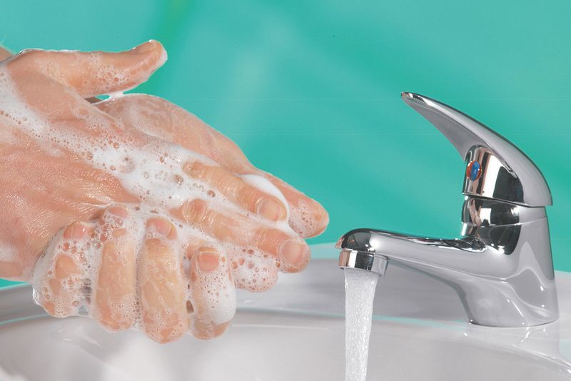 Arbeiter wäscht seine Hände