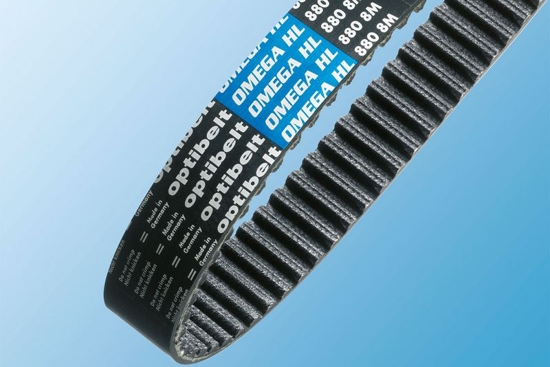 Optibelt OMEGA High Load Hochleistungs-Zahnriemen auf blauem Hintergrund