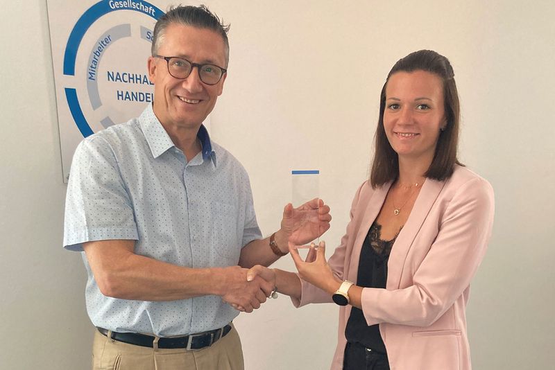 Ralf-Ulrich Witt, Regional Sales Manager von CPC, überreicht Stefanie Führer, Einkäuferin für Kupplungssysteme bei Haberkorn, den „President Award“.