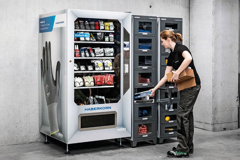 Mitarbeiterin von Haberkorn bestückt H-Save Ausgabeautomat mit Produkten